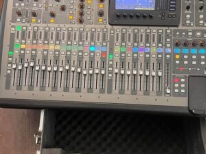 Behinger mixer x32 with case